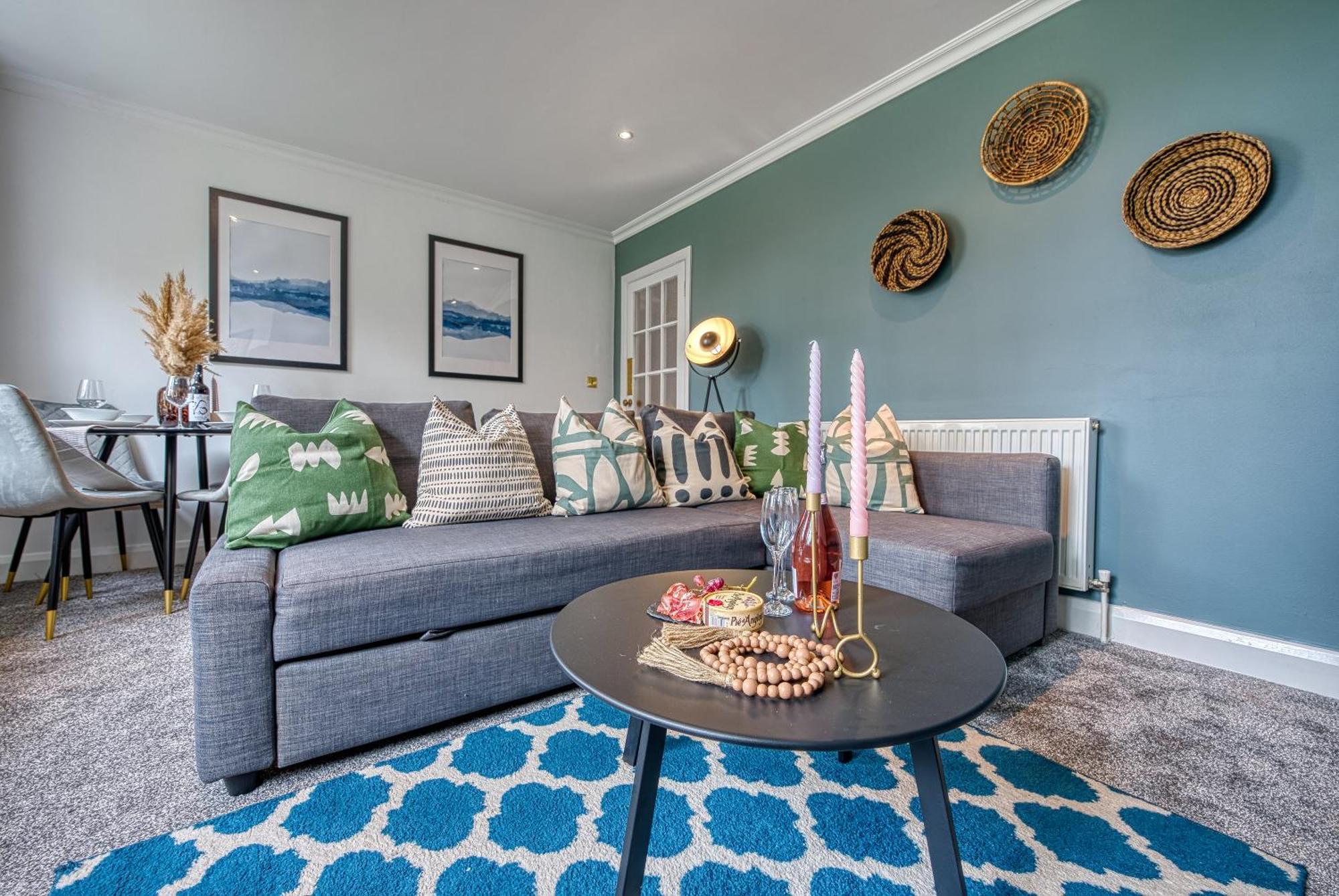 2 Bedroom Stylish Spacious Apt, Sleeps 6, Central Cheltenham, With Free Parking - By Blue Puffin Stays מראה חיצוני תמונה
