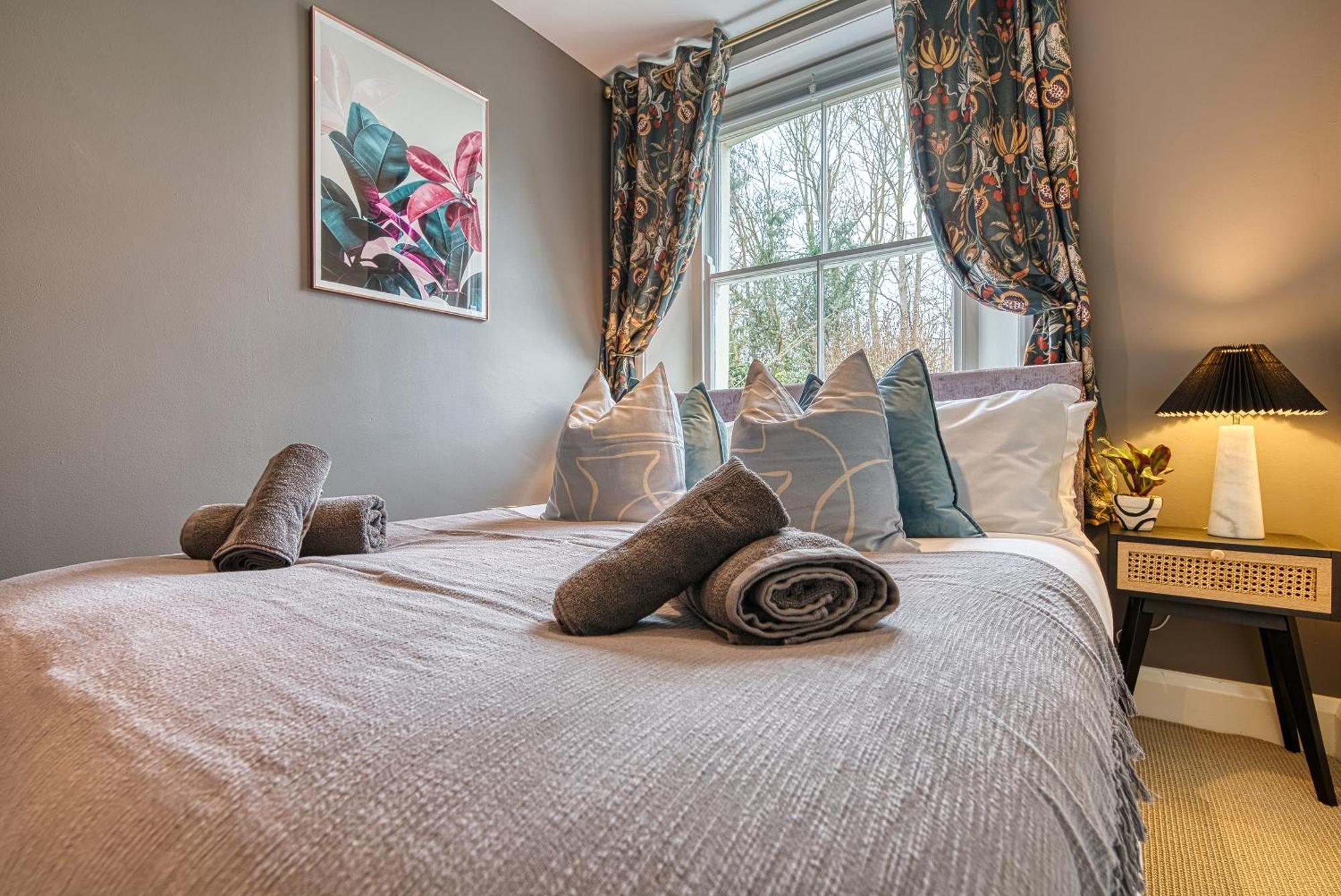 2 Bedroom Stylish Spacious Apt, Sleeps 6, Central Cheltenham, With Free Parking - By Blue Puffin Stays מראה חיצוני תמונה