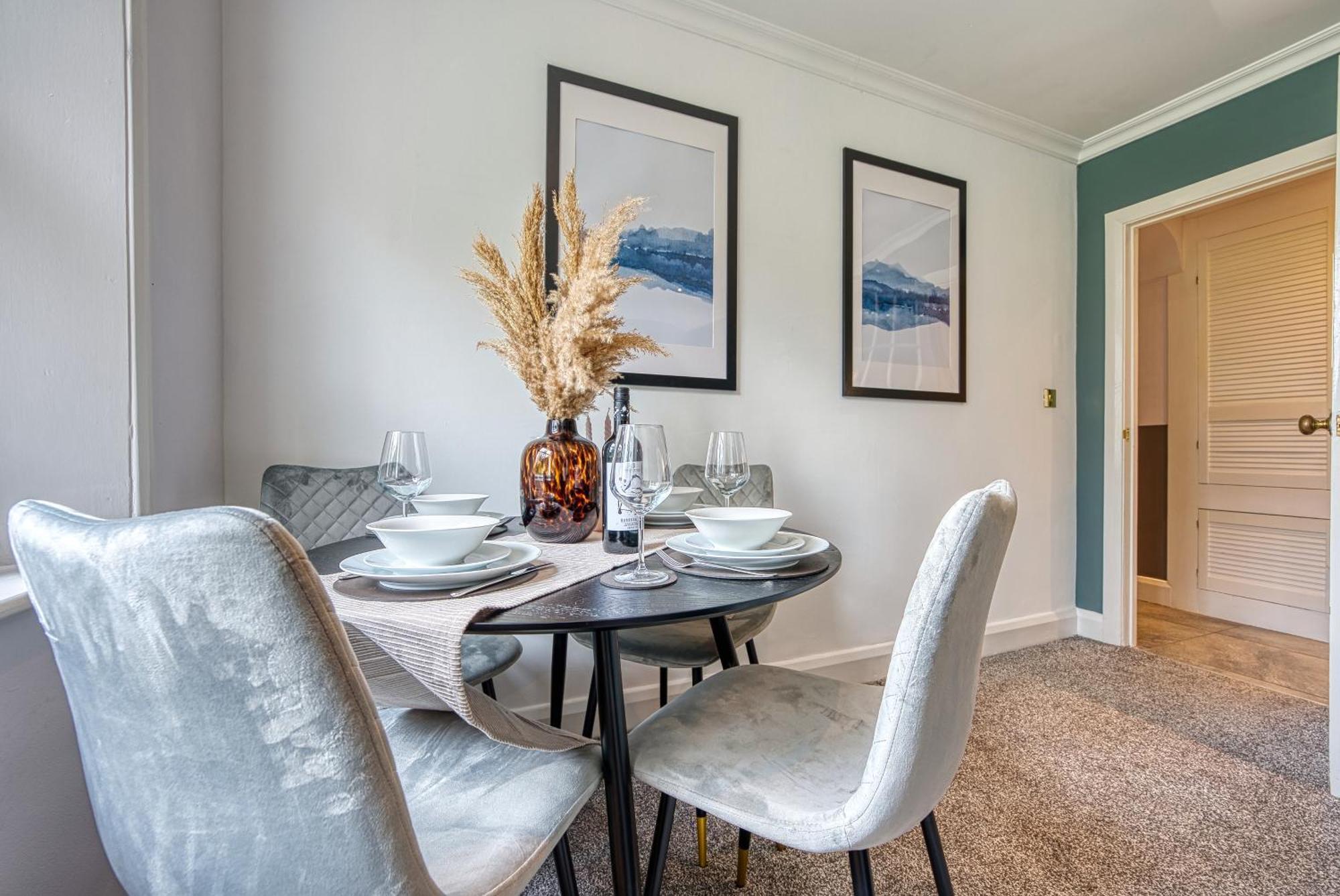 2 Bedroom Stylish Spacious Apt, Sleeps 6, Central Cheltenham, With Free Parking - By Blue Puffin Stays מראה חיצוני תמונה