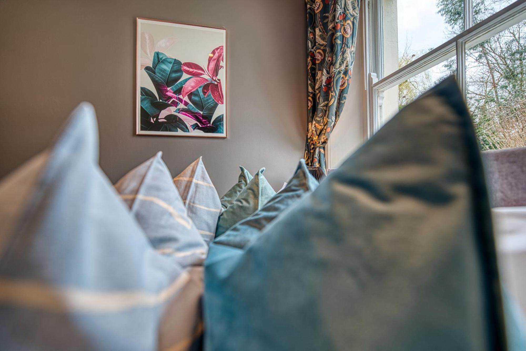 2 Bedroom Stylish Spacious Apt, Sleeps 6, Central Cheltenham, With Free Parking - By Blue Puffin Stays מראה חיצוני תמונה