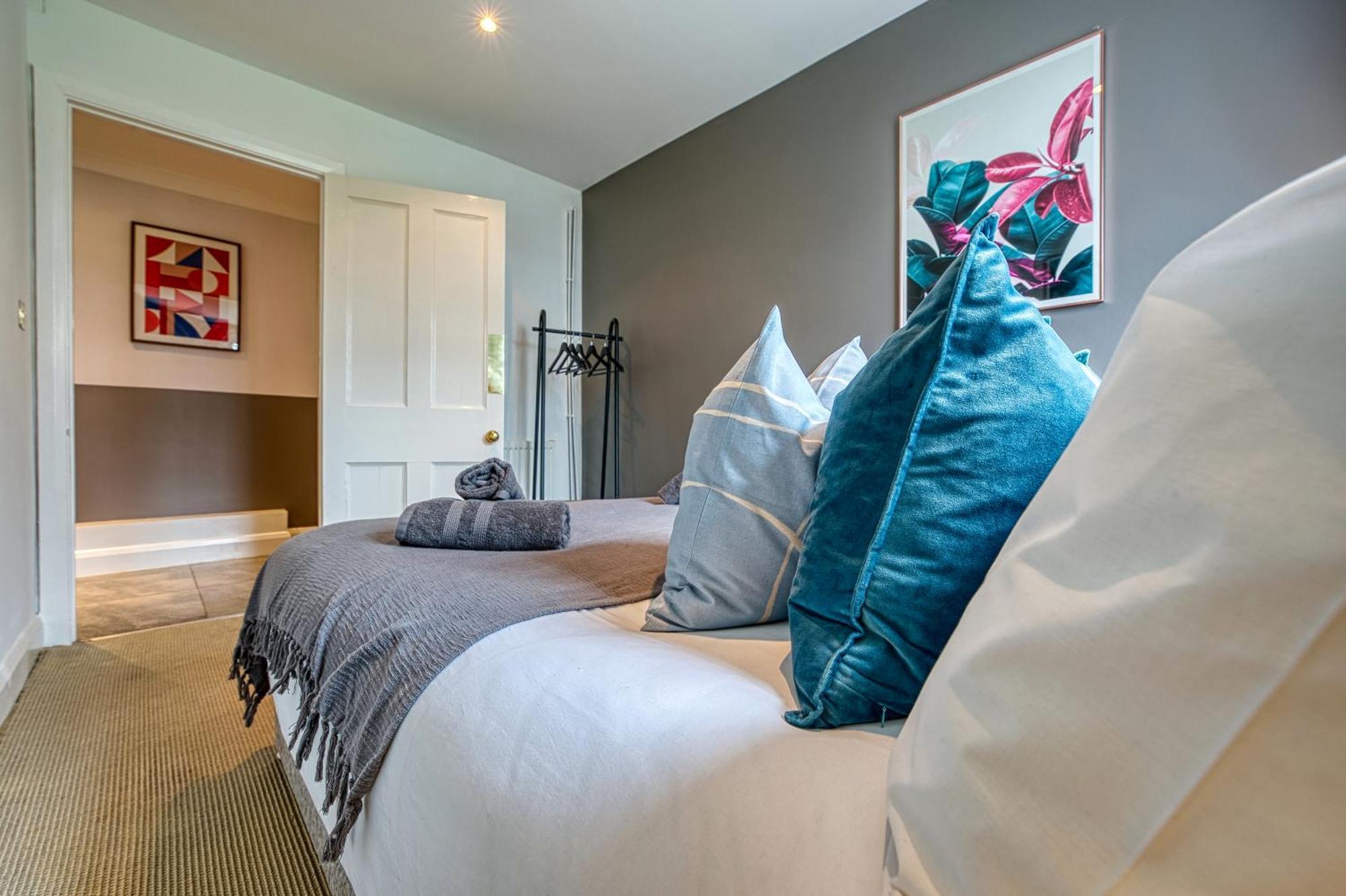 2 Bedroom Stylish Spacious Apt, Sleeps 6, Central Cheltenham, With Free Parking - By Blue Puffin Stays מראה חיצוני תמונה