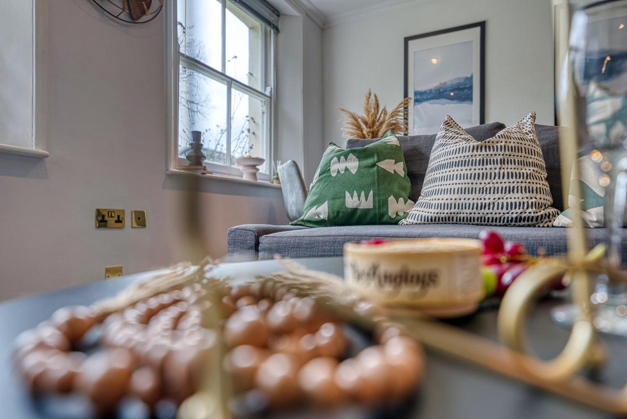 2 Bedroom Stylish Spacious Apt, Sleeps 6, Central Cheltenham, With Free Parking - By Blue Puffin Stays מראה חיצוני תמונה