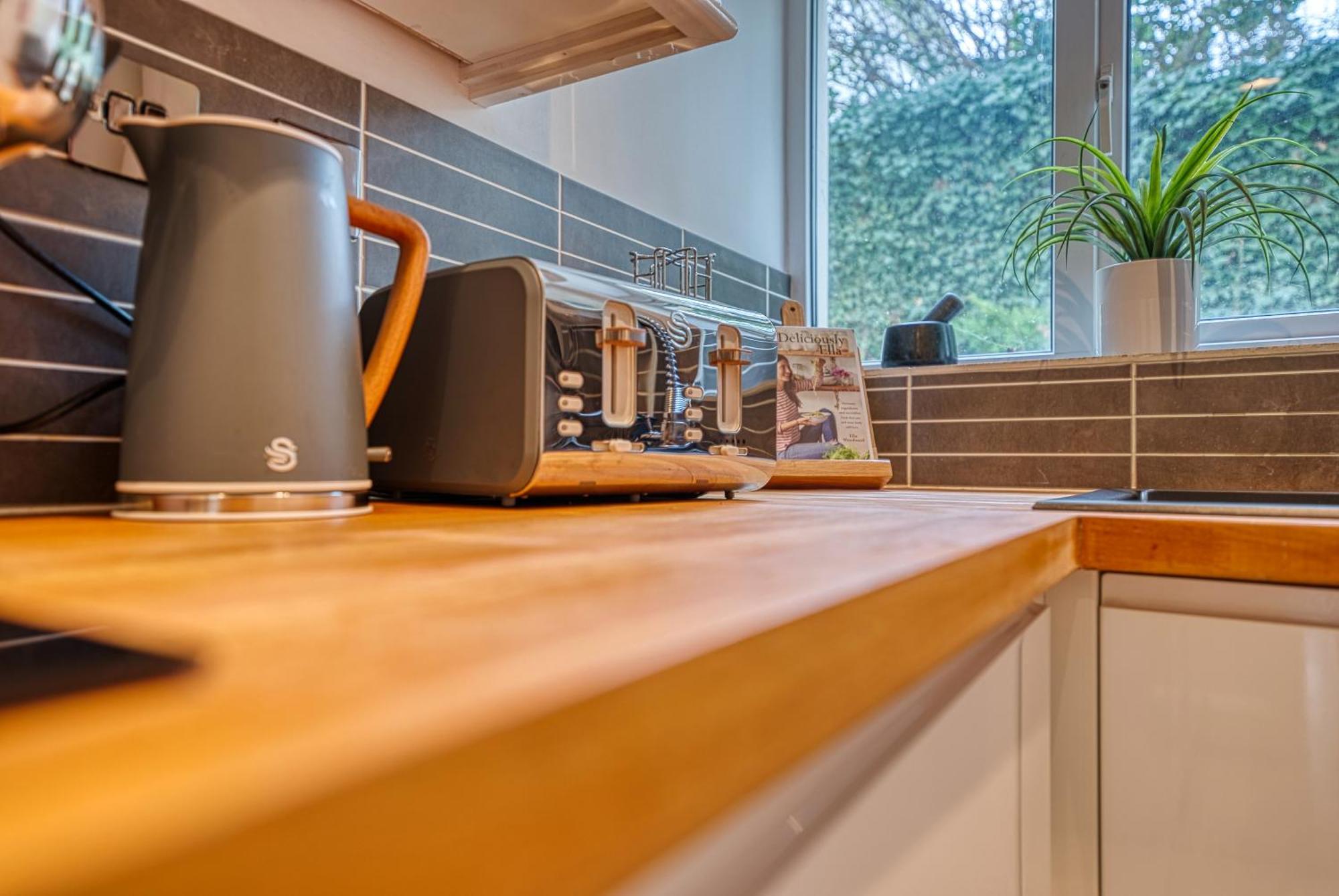 2 Bedroom Stylish Spacious Apt, Sleeps 6, Central Cheltenham, With Free Parking - By Blue Puffin Stays מראה חיצוני תמונה