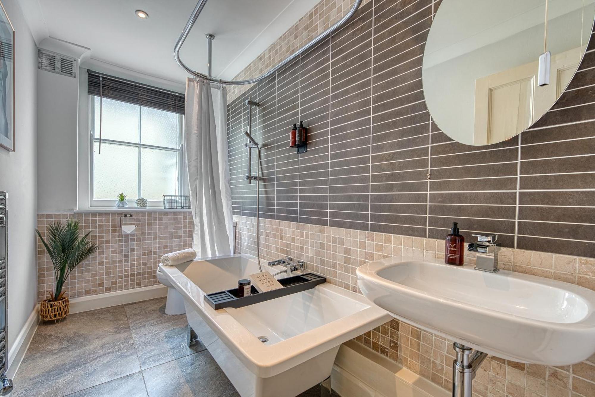 2 Bedroom Stylish Spacious Apt, Sleeps 6, Central Cheltenham, With Free Parking - By Blue Puffin Stays מראה חיצוני תמונה