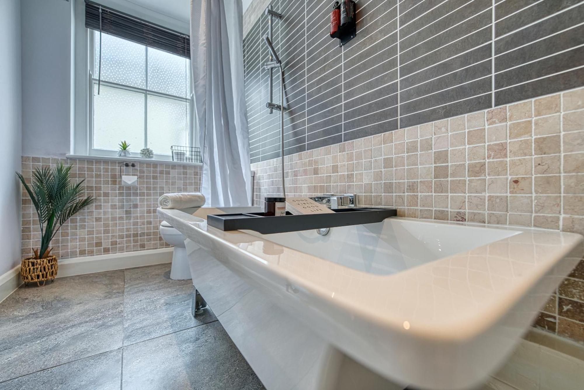2 Bedroom Stylish Spacious Apt, Sleeps 6, Central Cheltenham, With Free Parking - By Blue Puffin Stays מראה חיצוני תמונה