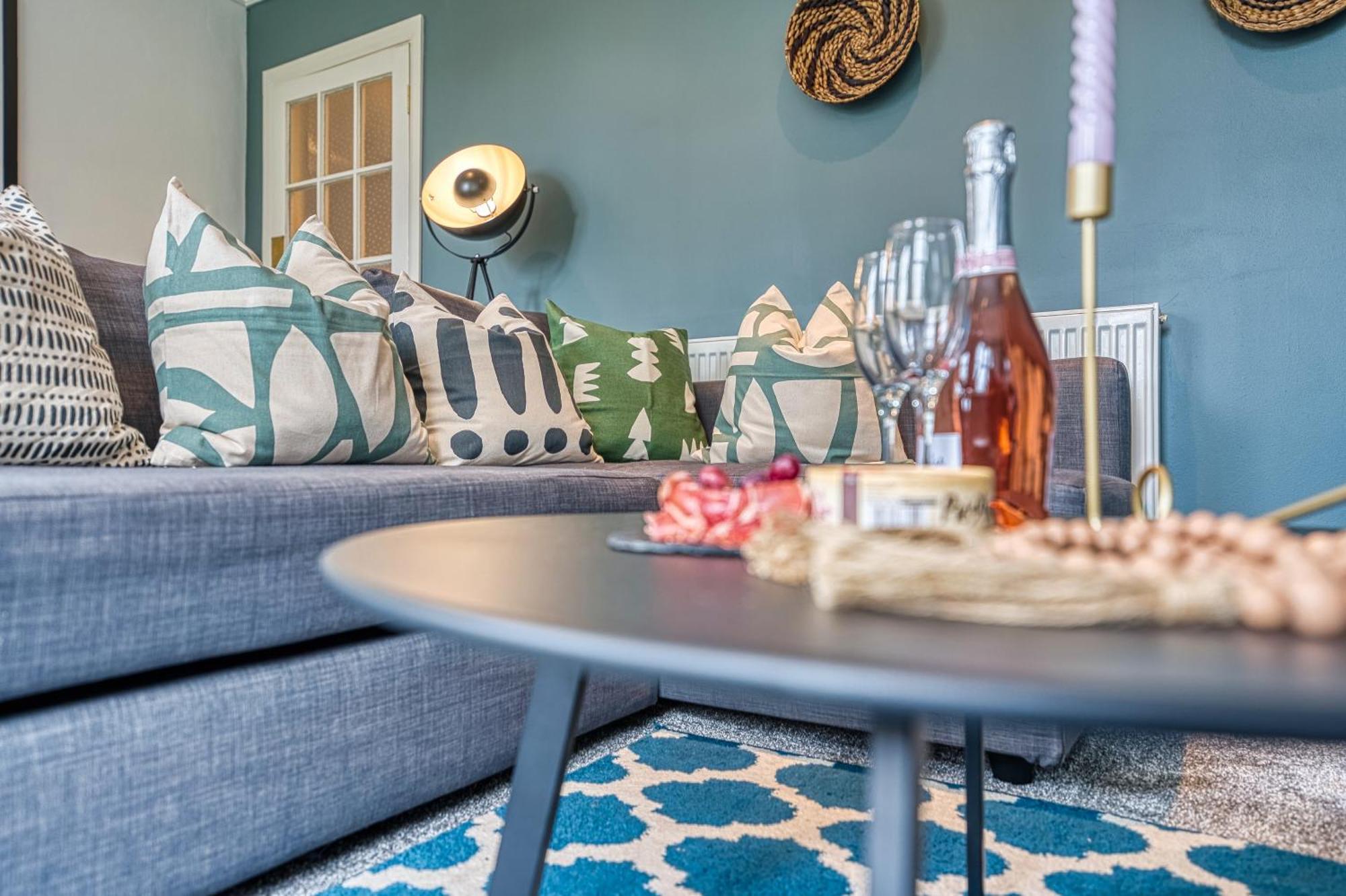 2 Bedroom Stylish Spacious Apt, Sleeps 6, Central Cheltenham, With Free Parking - By Blue Puffin Stays מראה חיצוני תמונה