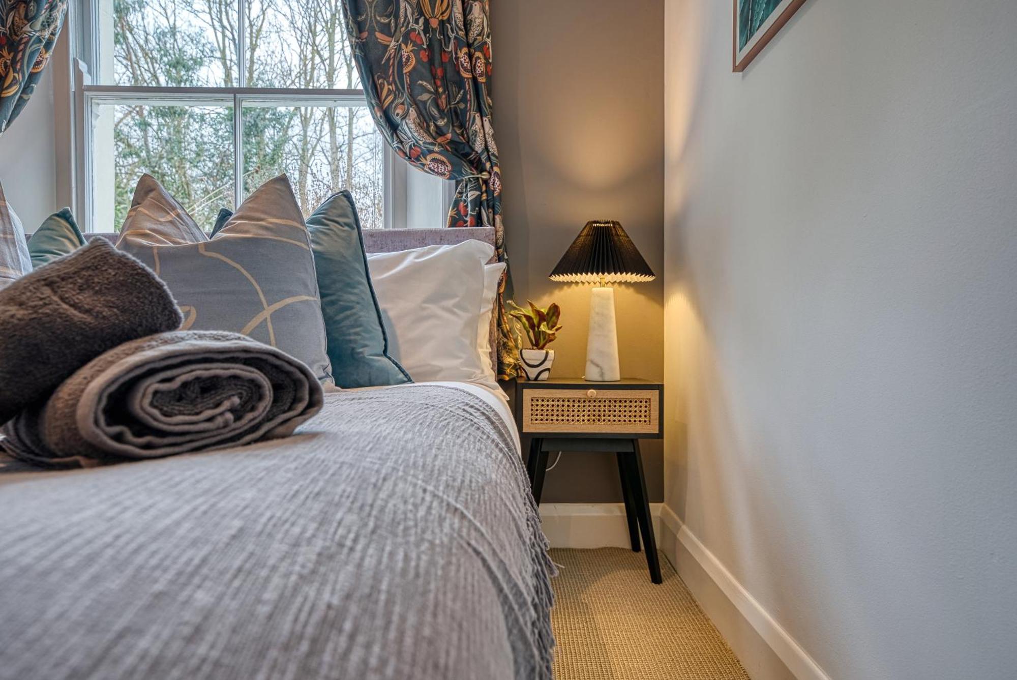 2 Bedroom Stylish Spacious Apt, Sleeps 6, Central Cheltenham, With Free Parking - By Blue Puffin Stays מראה חיצוני תמונה