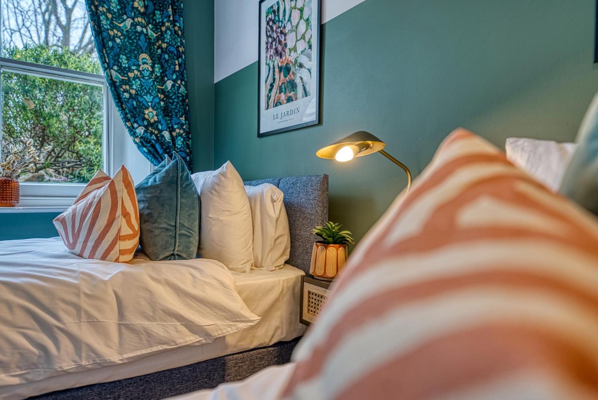 2 Bedroom Stylish Spacious Apt, Sleeps 6, Central Cheltenham, With Free Parking - By Blue Puffin Stays מראה חיצוני תמונה
