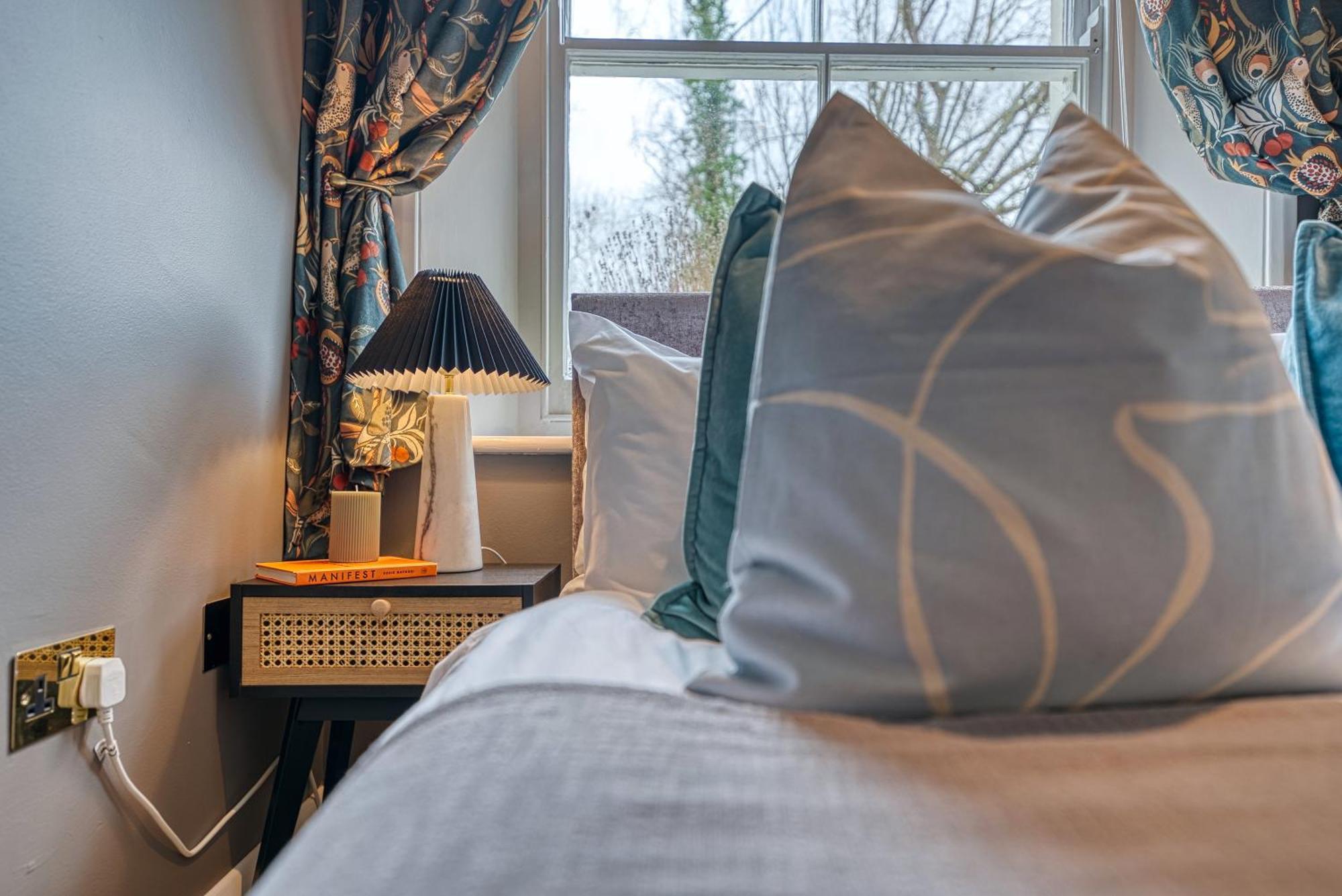 2 Bedroom Stylish Spacious Apt, Sleeps 6, Central Cheltenham, With Free Parking - By Blue Puffin Stays מראה חיצוני תמונה