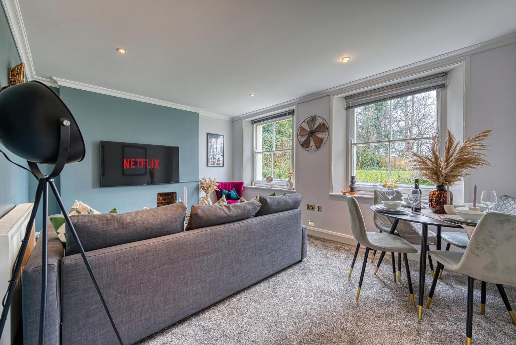 2 Bedroom Stylish Spacious Apt, Sleeps 6, Central Cheltenham, With Free Parking - By Blue Puffin Stays מראה חיצוני תמונה
