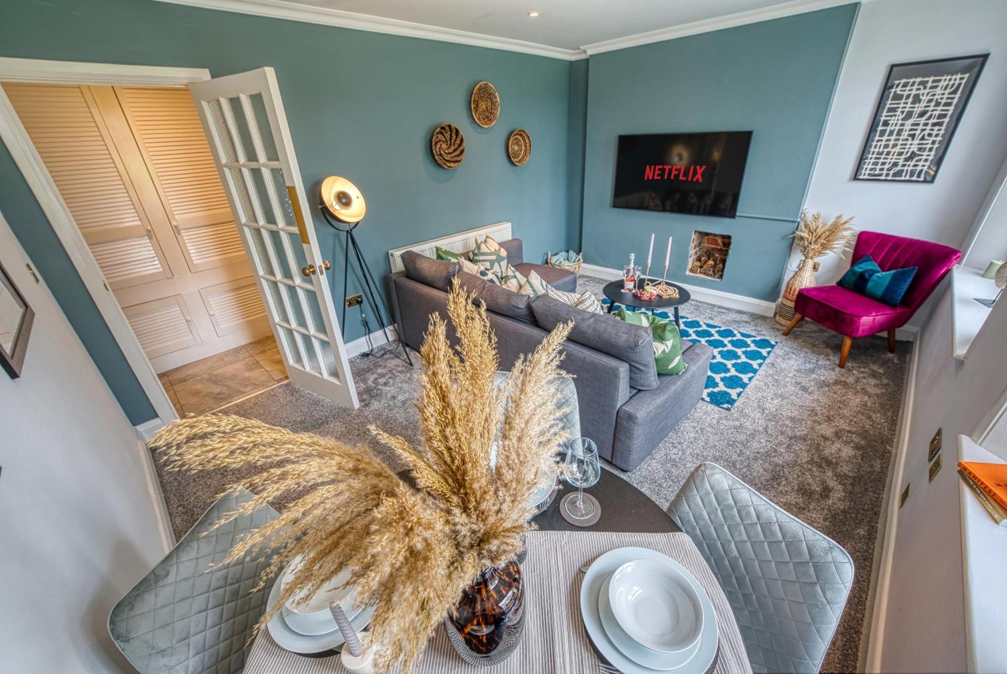 2 Bedroom Stylish Spacious Apt, Sleeps 6, Central Cheltenham, With Free Parking - By Blue Puffin Stays מראה חיצוני תמונה